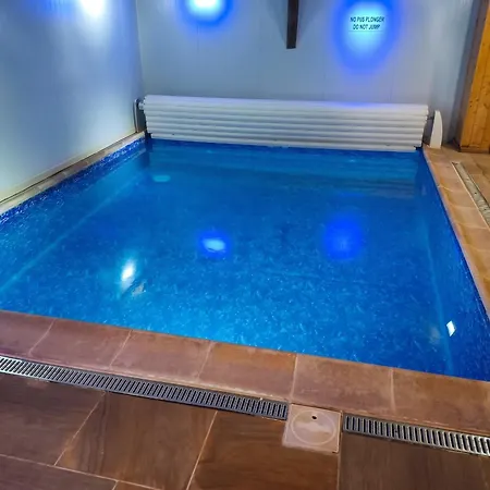 A - 350 M² Avec Piscine Privee * Gouttières