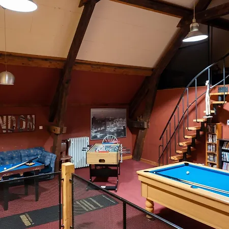 A - 350 M² Avec Piscine Privee * Gouttières