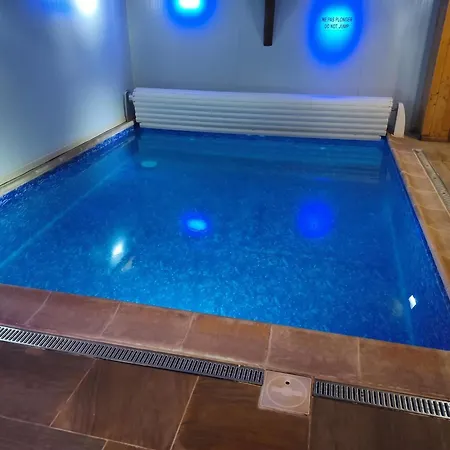 A - 350 M² Avec Piscine Privee Gouttières